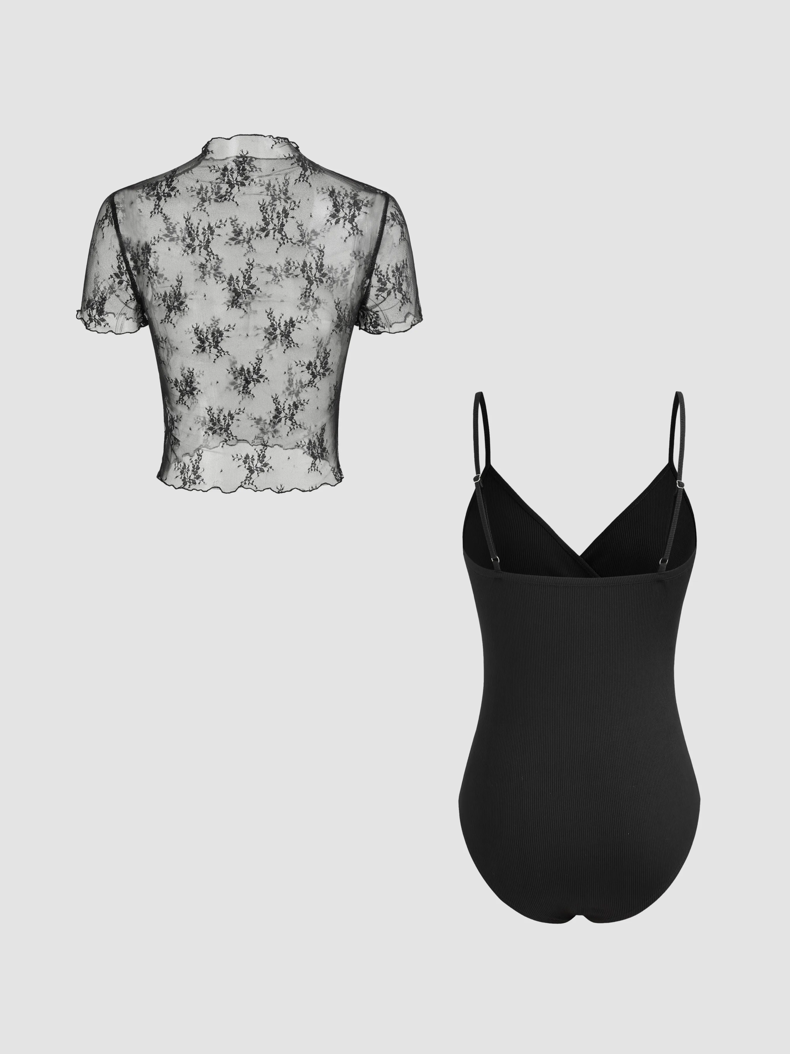 Body sólido con cuello en V y top transparente de encaje con cuello alto