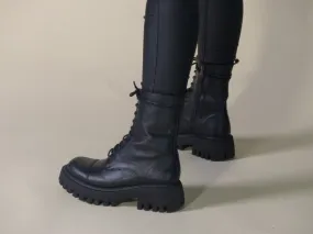 BOTA DE PIEL ESTILO MILITAR SADE MARNAT EN COLOR NEGRO