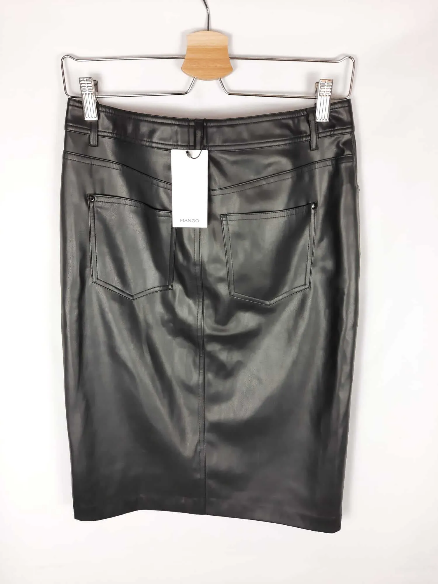 MANGO. Falda midi de polipiel negro T. s